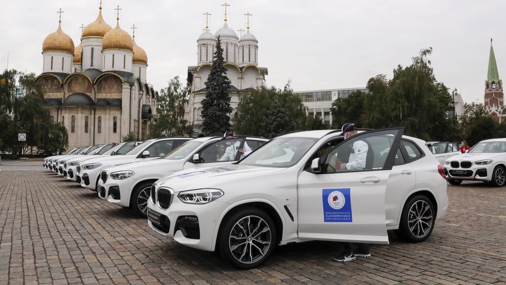 BMW vor dem Kreml: Die deutsche Automarke ist bei den Russen beliebt. Die russischen Athleten, die bei den Olympischen Sommerspielen 2020 Medaillen gewonnen hatten, bekamen einen SUV der Bayern.