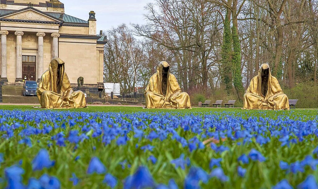 Die „Wächter der Zeit“ im Eingangsbereich des Tierparks werden aktuell von zahlreichen Blausternen geschmückt.