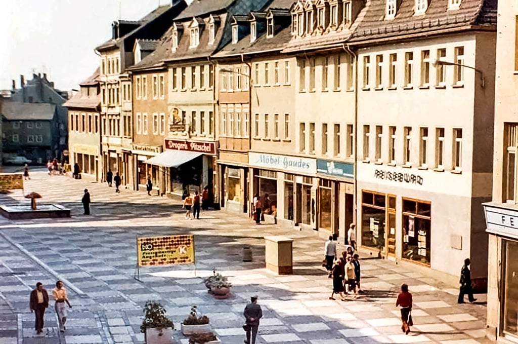 Die Drogerie Pitzschel reihte sich viele Jahre in die Einzelhandelsgeschäfte ein, hier 1974 entlang der Leninstraße, heute Roßmarkt.