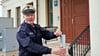 Eine Klingel für Rollstuhlfahrer und eine oben neben der Tür,  Regionalbereichsbeamter Jens Kaulfuß zeigt, wie Bürger die Polizei erreichen.