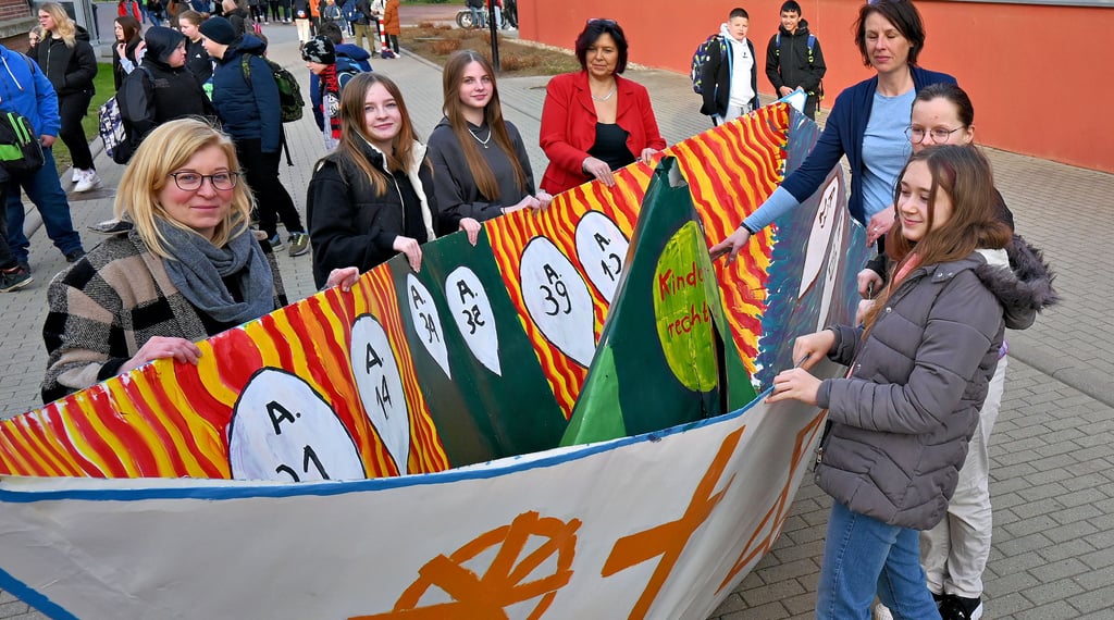 Das XXL-Origami-Boot der Puschkin-Gemeinschaftsschule ist fertig für den Abtransport nach Magdeburg
