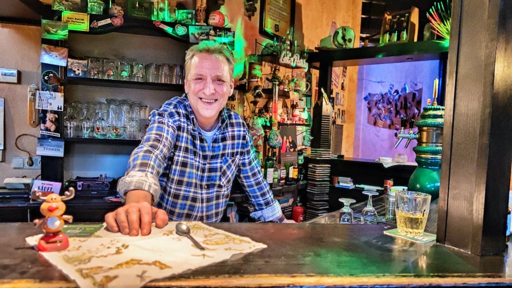 Eine der letzten alten Kmneipen in Halle: Hartmut Hädicke ist seit 30 Jahren Chef von "Hartmut's Gute Stube"