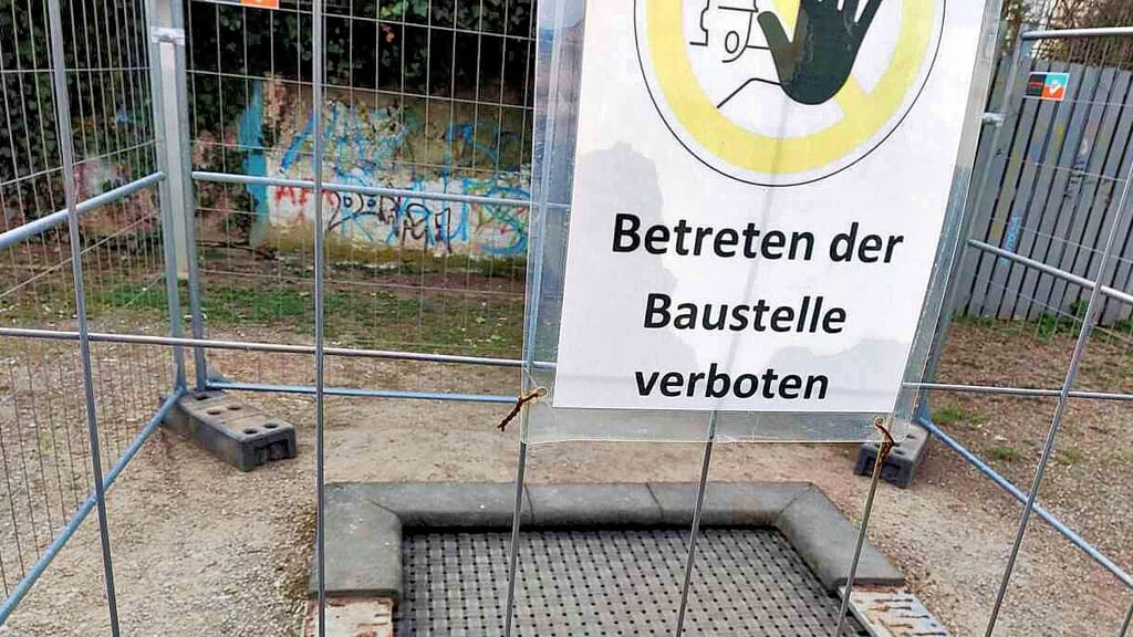 Per Bauzaun abgesperrt: Blick auf das Trampolin mit dem erneut demoliertenFallschutz auf dem Spielplatz an der Marienanlage.