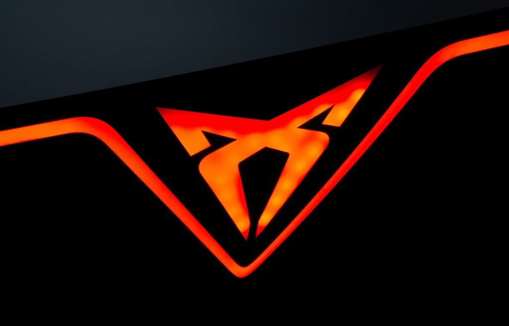 Das Logo von Cupra ist während der Automesse IAA am Stand von Cupra zu sehen.
