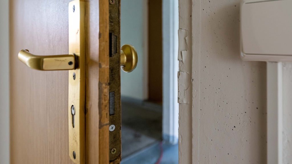 Unbekannte Täter haben in Halle an einer Wohnungstür geklingelt und sollen eine 31 Jahre alte Frau mit einer Waffe bedroht haben.