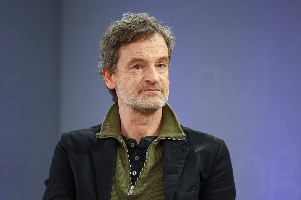 Der deutsche Schauspieler Jörg Hartmann spricht auf der Leipziger Buchmesse.