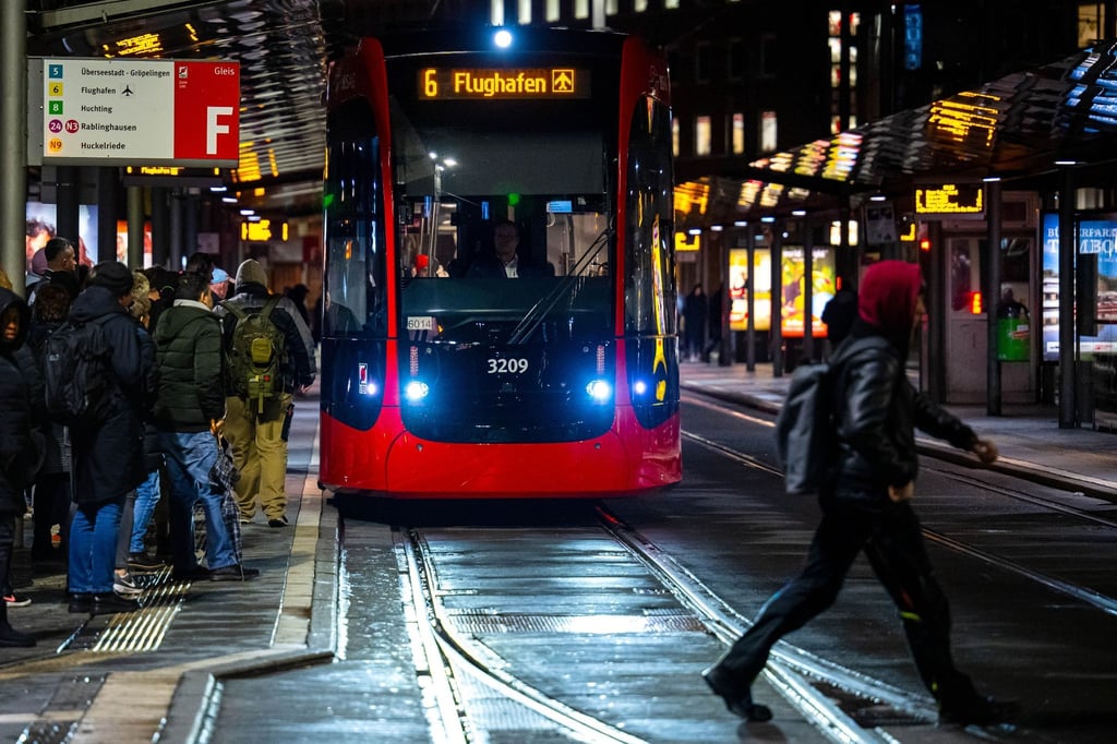 Eine Straßenbahn steht an der Haltestelle Hauptbahnhof in Bremen.