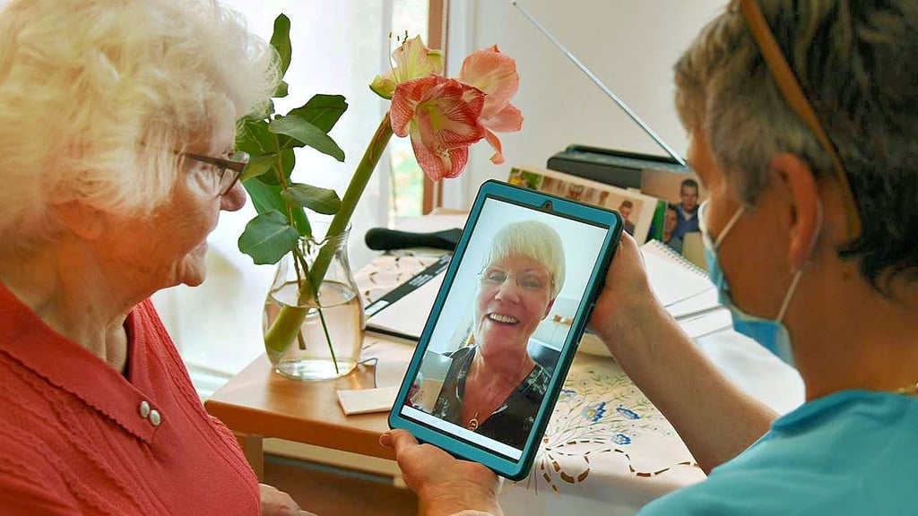 Eine Anwendung der neuen Technik soll diese sein: Senioren chatten mit einer stabilen Leitung ohne Unterbrechung mit ihren Angehörigen.