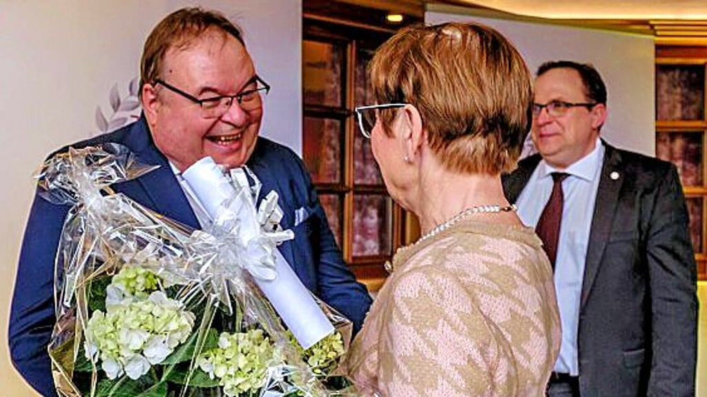 Sag’s mit Blumen. Zu den „Geburtstagsgästen“ gehörte auch Ortsbürgermeisterin Erika Miertsch, die Michael Pirl gratuliert. Rechts: Christian Pirl