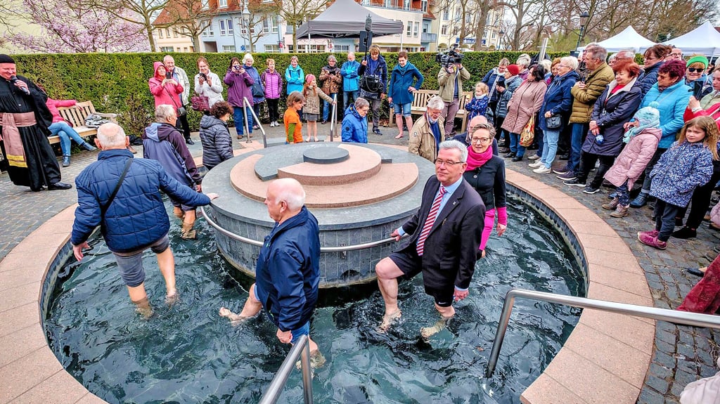 Im Storchenschritt ging es am Freitag beim „Anwassern“ drei Runden durch das Kneippbecken.