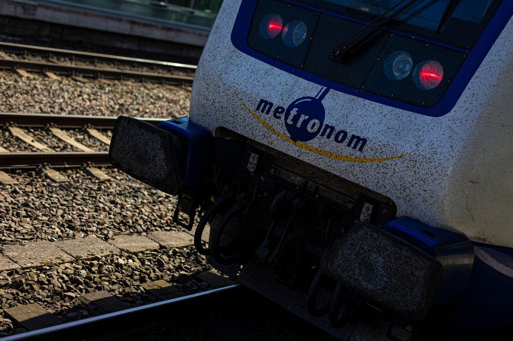 Ein Zug der Metronom Eisenbahngesellschaft steht im Hauptbahnhof von Hannover.