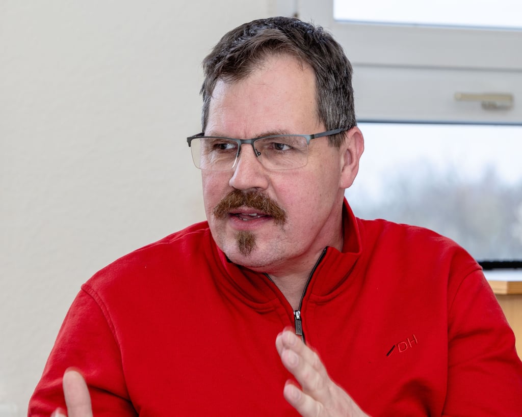 Thomas Finke als sachkundiger Bürger im KSA will herausfinden, was an Schildern schon existiert.