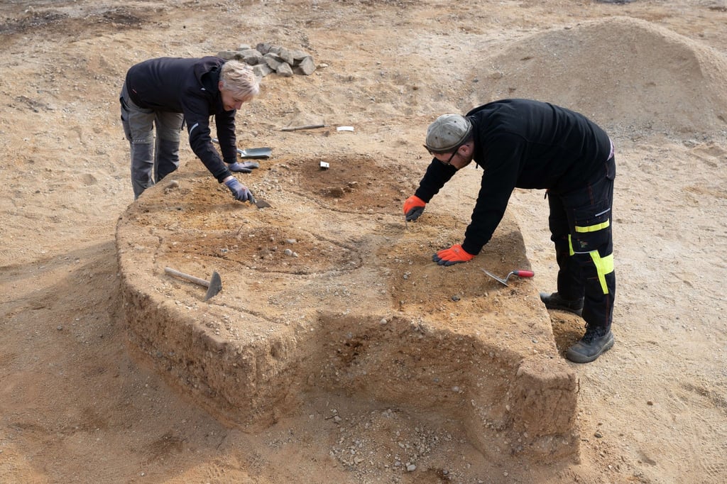 Mitarbeiter vom Landesamt für Archäologie (LfA) arbeiten bei archäologischen Untersuchungen.