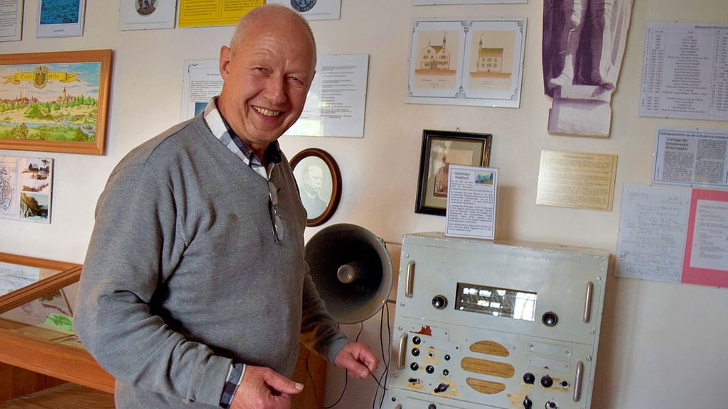 Ulrich Pettke kann im Oebisfelder Heimatmuseum in der Burg in der Ausstellung zur Grenze sowohl Originaltonaufnahmen als auch gerahmte Dokumente vorweisen.