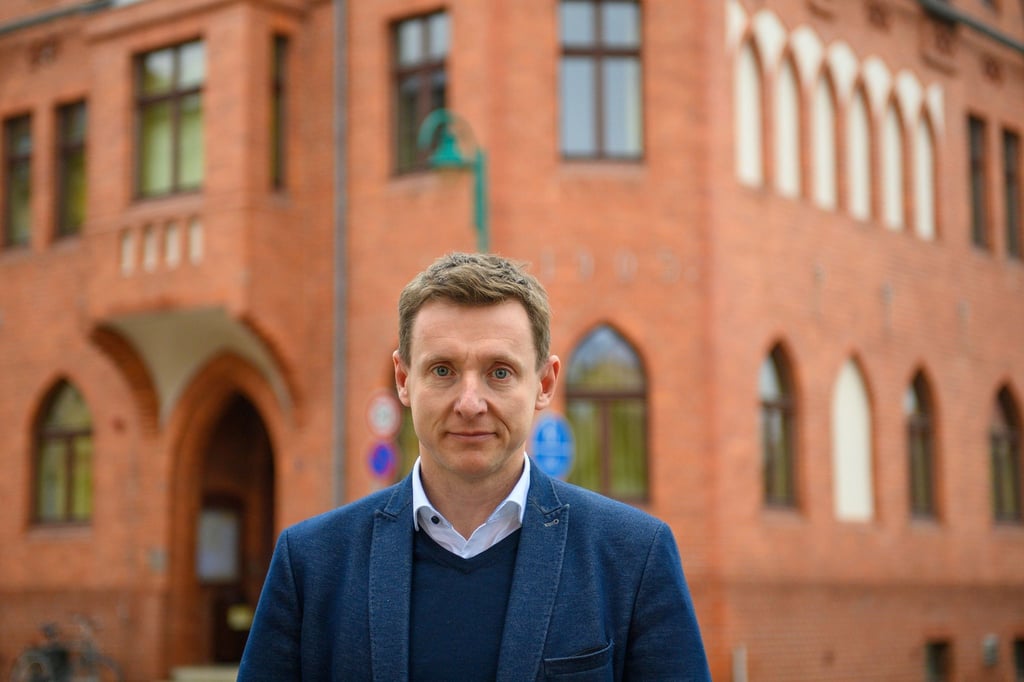 Andreas Brohm (parteilos), Bürgermeister von Tangerhütte, steht vor dem Rathaus der Einheitsgemeinde.