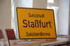 „Salzstadt Staßfurt“: Mit diesem Schild werben die drei Initiatoren gerade bei einigen Veranstaltungen in Staßfurt. 