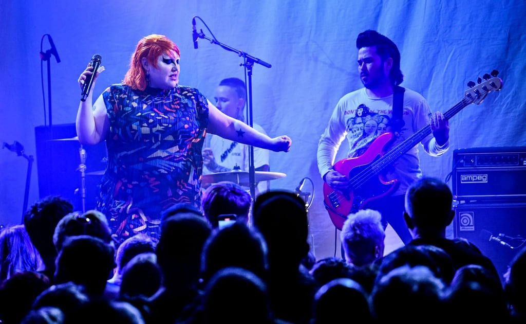US-Sängerin Beth Ditto und Bassist Ted Kwo in Berlin auf der Bühne.