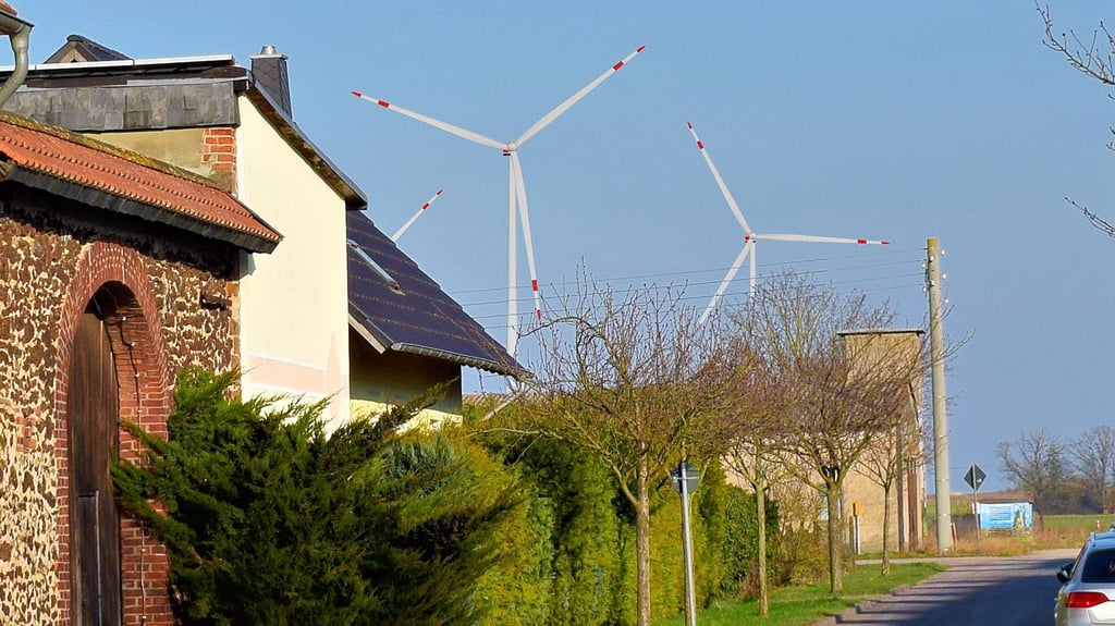 So könnte ein Windpark bei Uthmöden von der Windmühlenbergstraße aus aussehen.
