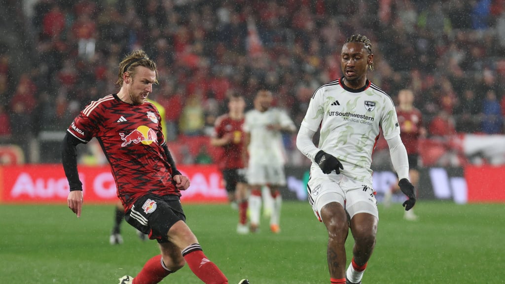 Emil Forsberg (l.) und Dallas-Profi Dante Sealy.