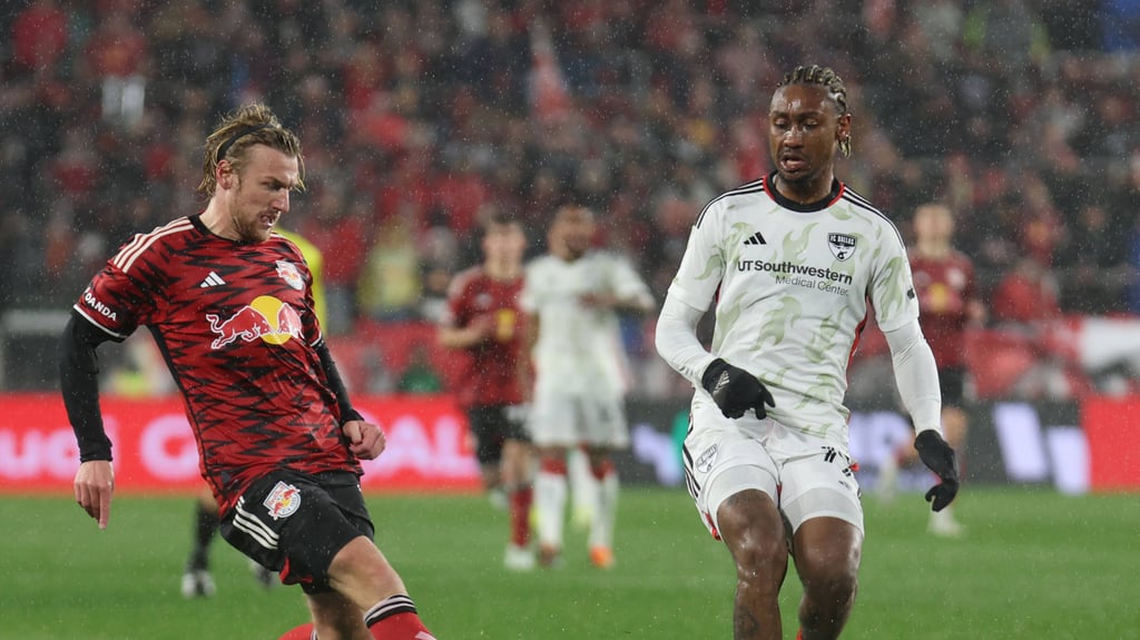 Emil Forsberg (l.) und Dallas-Profi Dante Sealy.