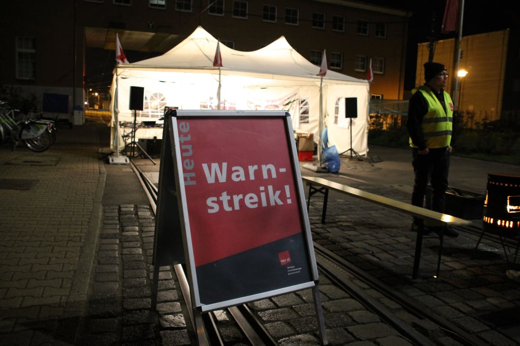 In der Nacht zu Freitag blockierten Angestellte der Havag noch die Zufahrt zum Betriebsgelände der Havag in der Freiimfelder Straße.