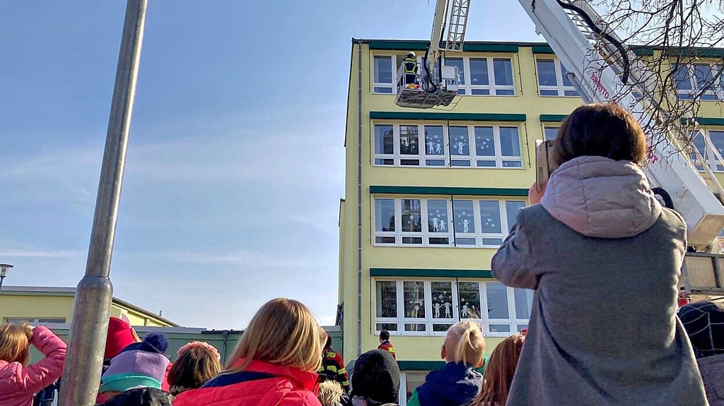 Auch die Rettung eines Menschen aus dem obersten Stockwerk der Schule demonstrierten die Kameraden der Coswiger Feuerwehr.