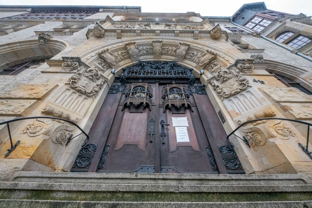 Der Eingang zum Rathaus Dessau ist nach Repatur des Türöffners wieder über das historische Rathausportal möglich.