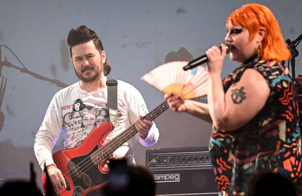 US-Sängerin Beth Ditto und der Bassist Ted Kwo von der Band Gossip stehen im Lido auf der Bühne.