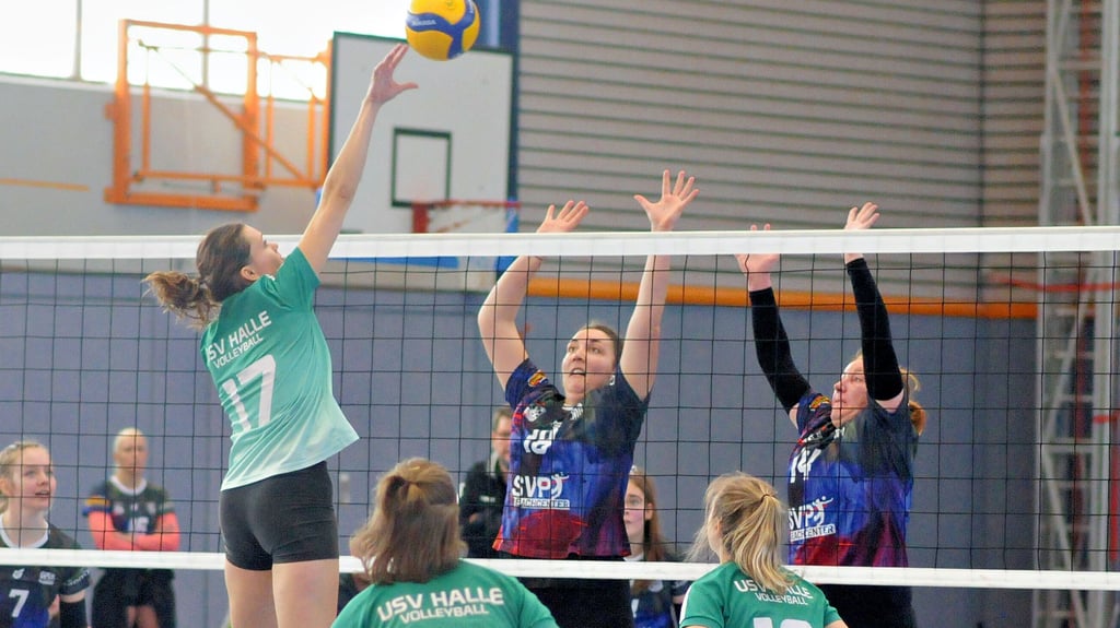 Isabel Arndt (Mitte) und Carolin Wallborn (rechts) sind mit der SG Schönebeck/Oschersleben nach zwei glatten Siegen am vorletzten Spieltag weiter voll im Soll.