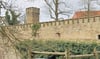 Der Flaggenturm  ragt an der Mansfelder Schlossmauer aus dem   Gebäudeensemble hervor:  Er wird jetzt zum Mittelpunkt des Geschehens.