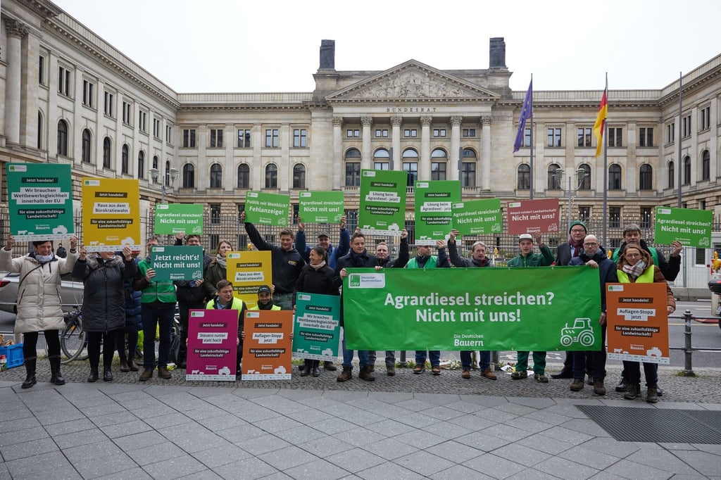 Menschen protestieren vor dem Bundesrat unter anderem gegen die Abschaffung der Agrardiesel-Subventionen.