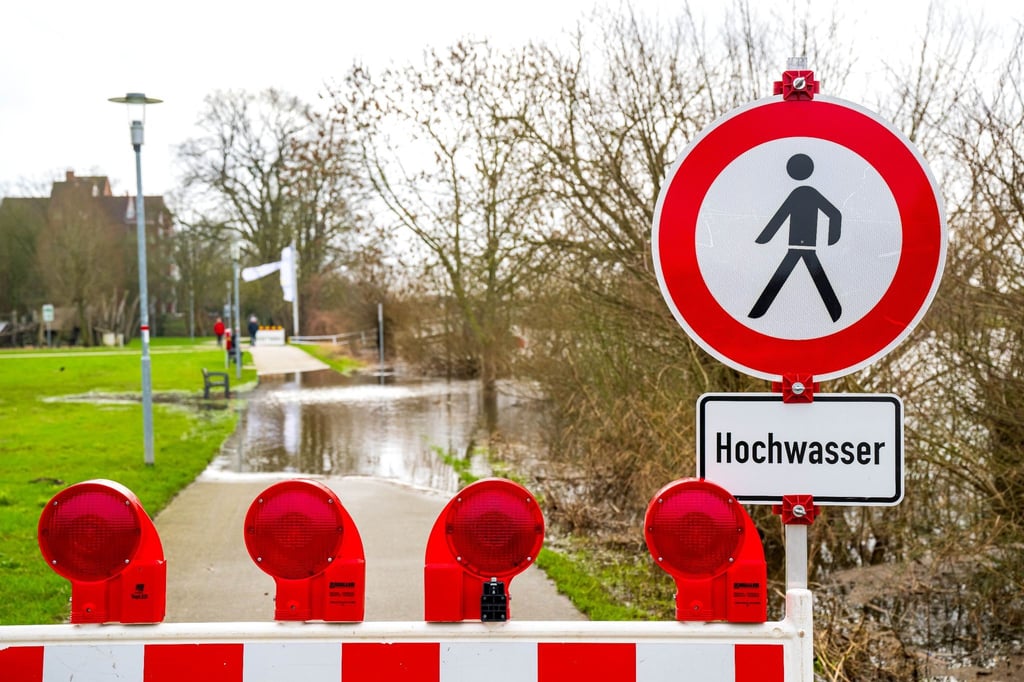 Ein Schild warnt vor dem Hochwasser.