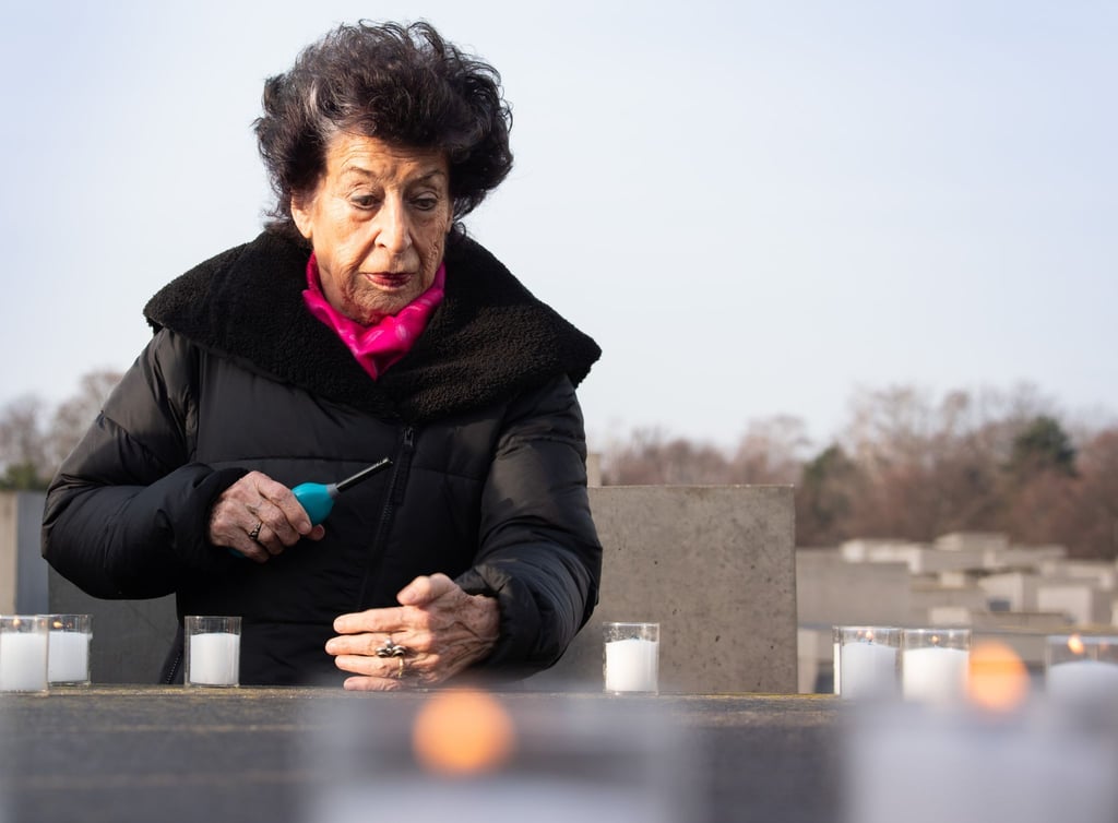 Lea Rosh, Initiatorin des Holocaust-Mahnmals, zündet während der Gedenkveranstaltung am Denkmal für die ermordeten Juden Europas eine Kerze an.