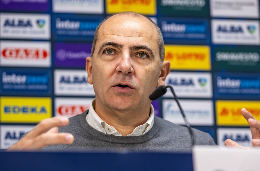 Sportdirektor Himar Ojeda spricht zu den Medienvertretern.