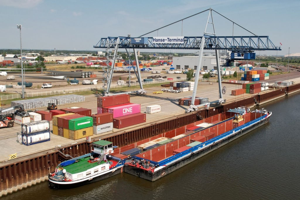Ein Motorschiff wird am Hans-Terminal in der Landeshauptstadt entladen.