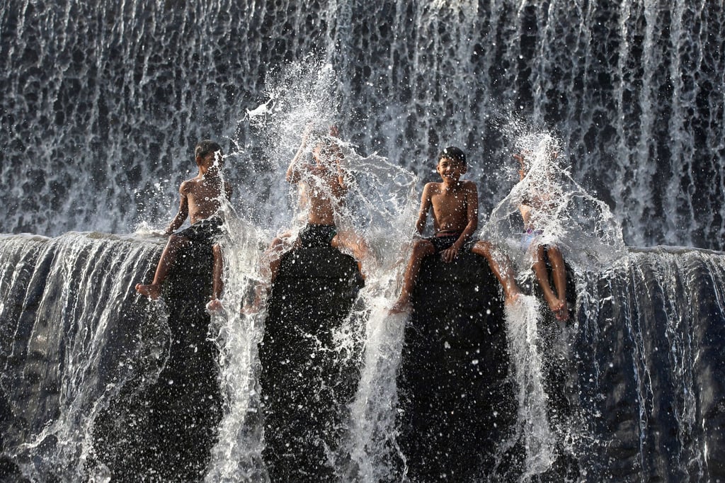 Der Fluss Unda, der zweitgrößte Fluss auf der Insel Bali, wird für verschiedene Aktivitäten genutzt, zum Beispiel für touristische Aktivitäten wie Wasserrafting und landwirtschaftliche Bewässerungsaktivitäten.
