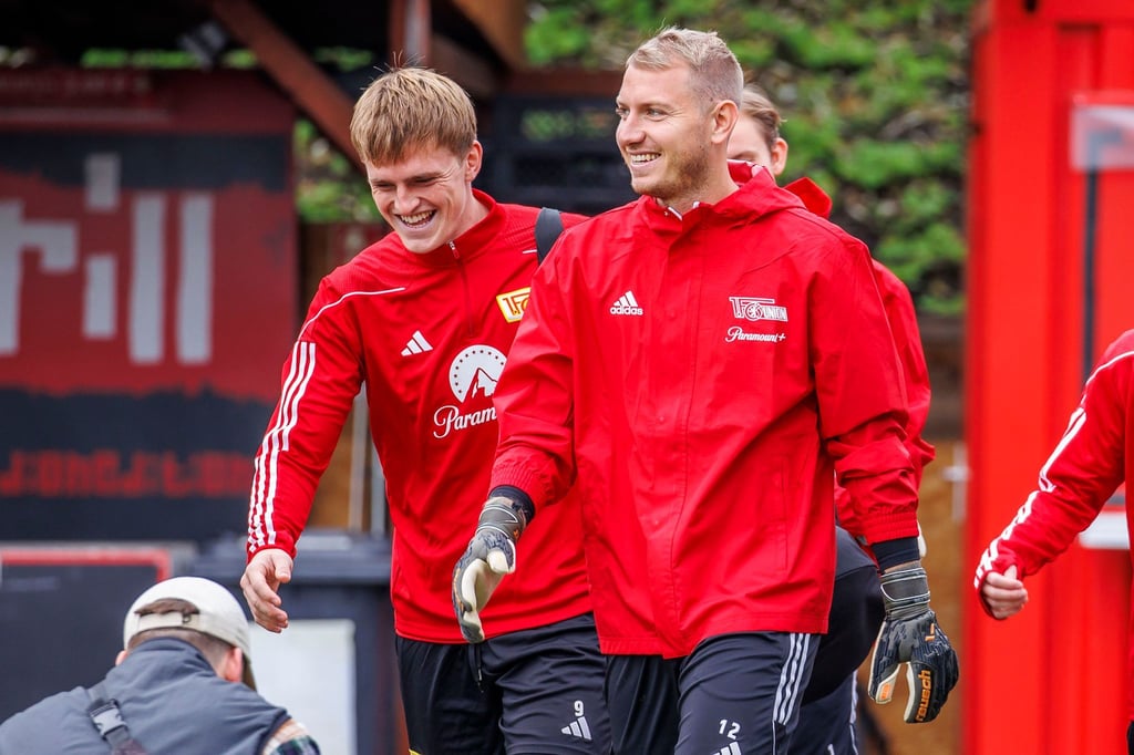 Mikkel Kaufmann (l) und Torwart Jakob Busk betreten den Trainingsplatz.