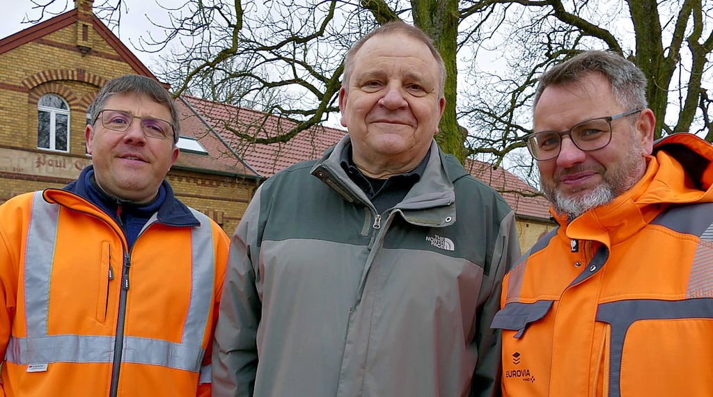 Sie waren von Anfang an beim Ausbau der Landesstraßen in Zahna dabei: Danny Eiserbeck (l.), Reinhard Thaldorf und René Kiepisch.