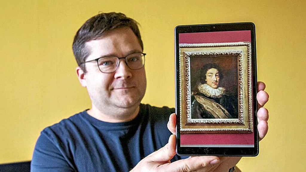 Reik Rupietta vom Förderverein Anhaltische Gemäldegalerie und Georgengarten mit einem Foto des Gemäldes von Ludwig XIII., das dringend Hilfe braucht.