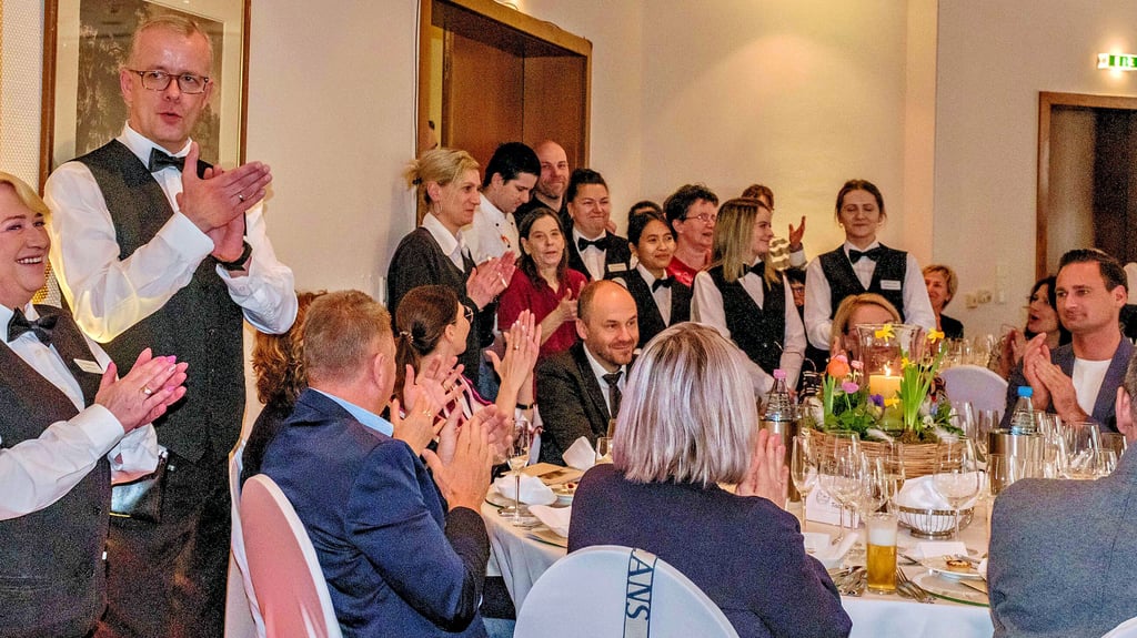 Vor 110 Jahren legte Ewald Pirl sen. in Wörlitz den Grundstein für das heutige Ringhotel „Zum Stein“. Dieser Geburtstag des Familienunternehmens, das inzwischen mehr als 80 Menschen beschäftigt, wurde jetzt gefeiert. Der Andrang war groß.