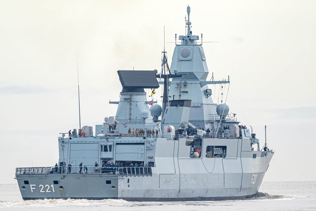 Die Fregatte „Hessen“ läuft aus dem Hafen aus.