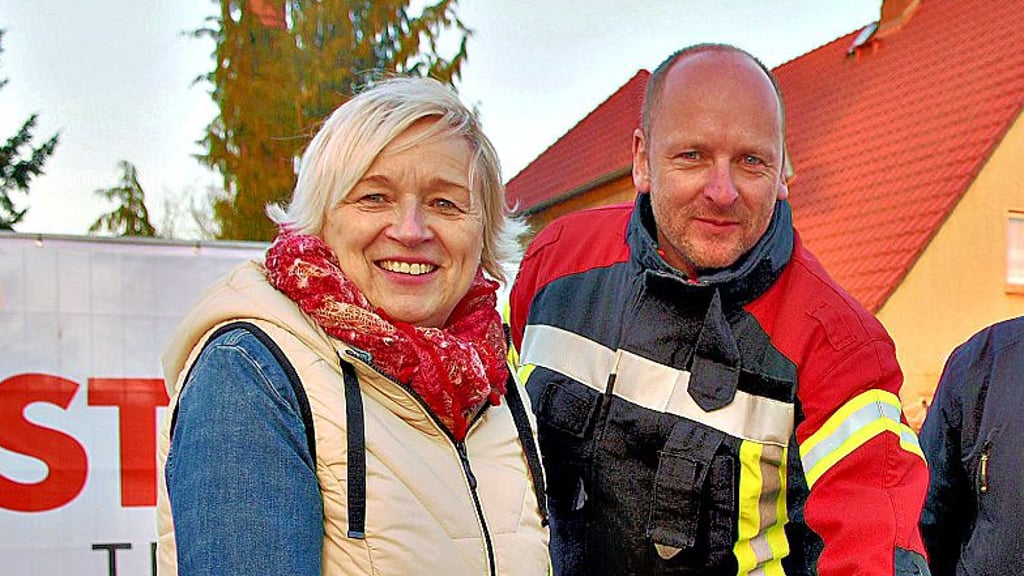Vor fast genau einem Jahr, am 12. März 2022, versenkten Bürgermeisterin Marlies Cassuhn und Ortswehrleiter Matthias Fischer die Zeitkapsel des neuen Feuerwehrgerätehauses in Farsleben.