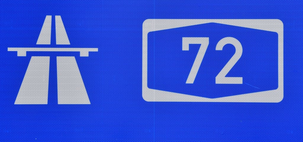 Ein Schild weist den Weg zur Autobahn 72.