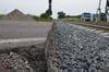 Wegen dringender Gleisbauarbeiten werden in Oschersleben zwei Bahnübergänge gesperrt.