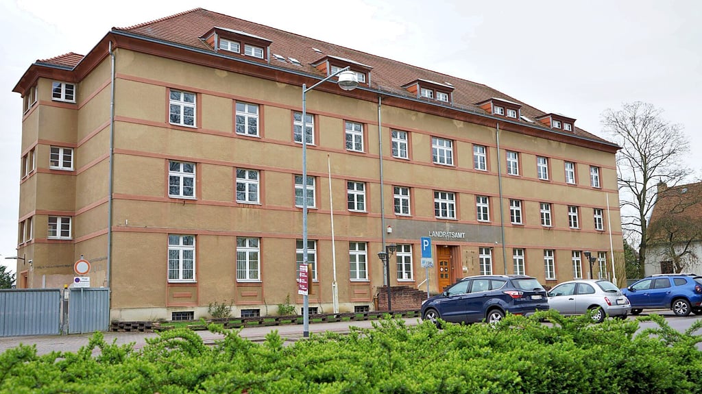 Das ehemalige Landratsamt in der Farsleber Straße 19 in Wolmirstedt steht zum Verkauf.