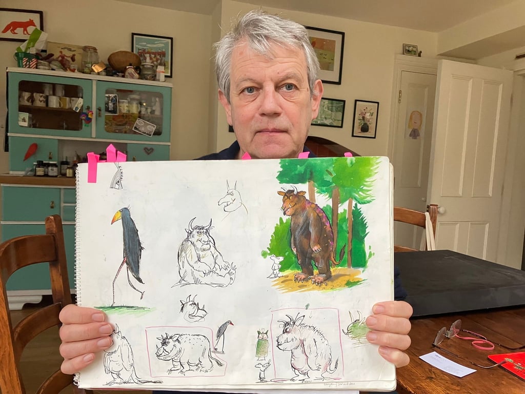 Axel Scheffler zeigt eine frühe Skizze des „Grüffelo“ in seinem Esszimmer in London.