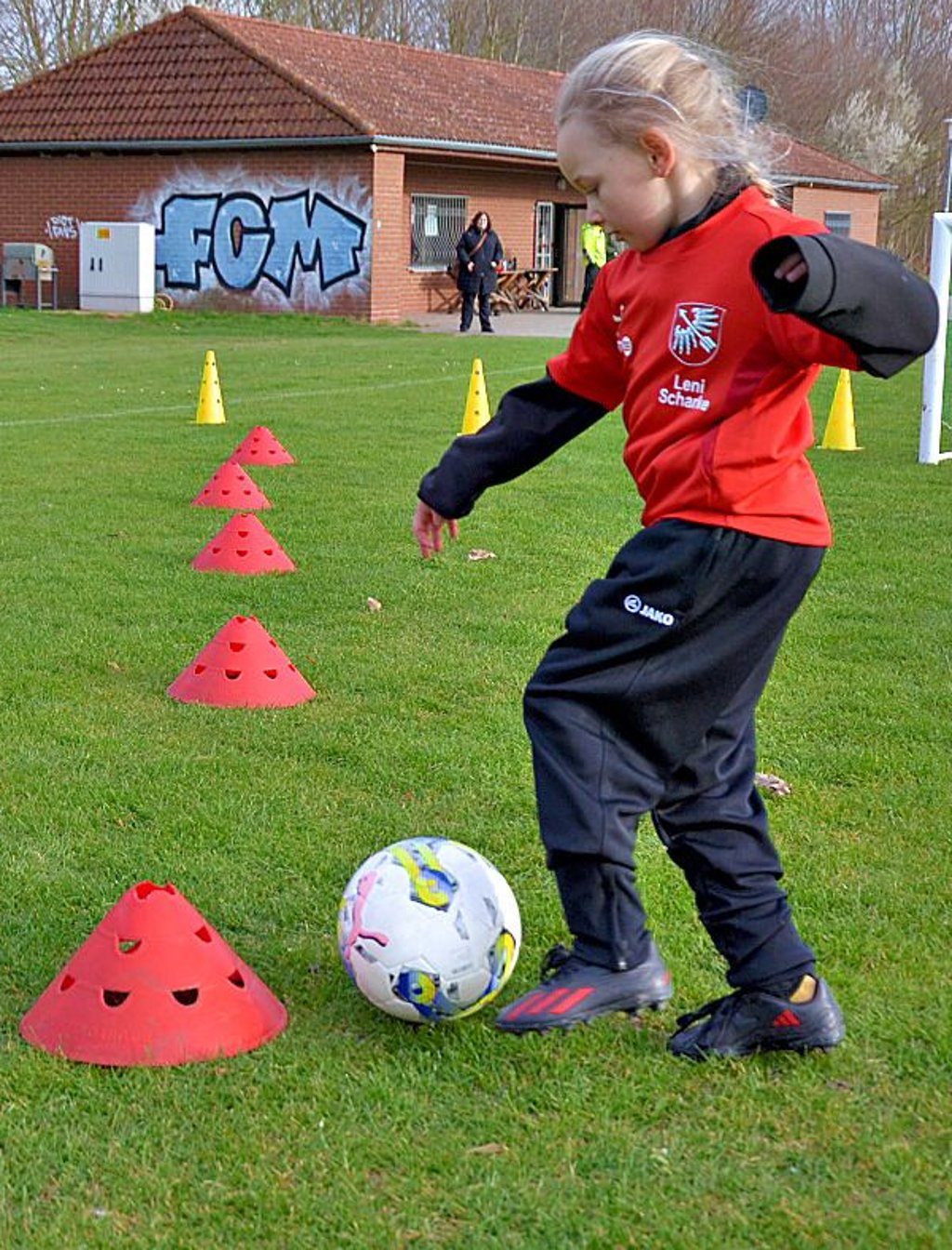 Leni übt das Dribbling. Sie ist ein Fan der neuen Trainingsart.