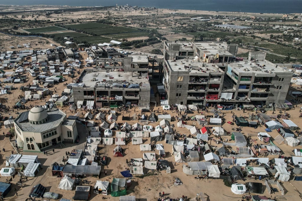 Ein Luftbild zeigt vertriebene Palästinenser in Rafah. Nach den Worten eines ranghohen Ministers wird Israels Armee die geplante Militäroffensive durchführen, selbst wenn dies zu einem Zerwürfnis mit den USA führt.