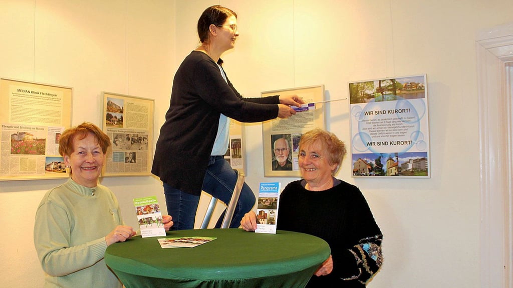 Irmtraud Schliephake, Kora Duberow und Ute Haspel (v. l.) bereiten in der Kleinen Galerie die Ausstellung zum 25. Luftkurortbestehen vor.