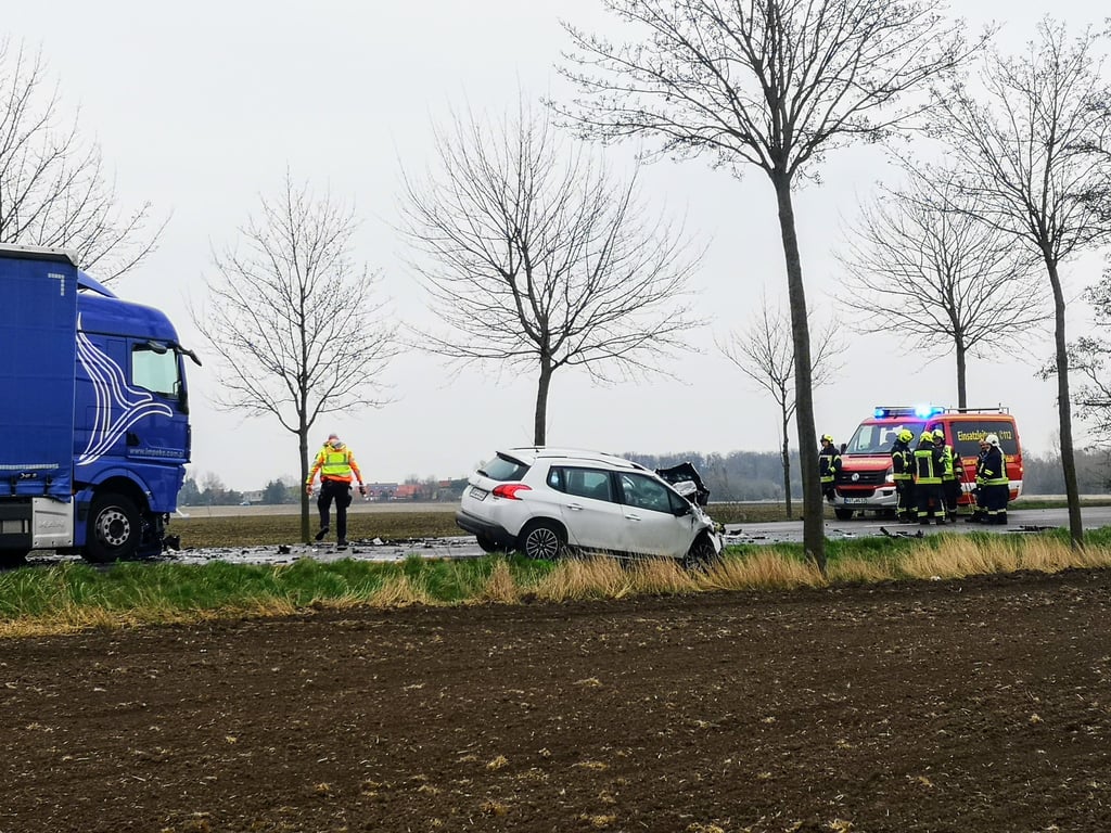 Auf der Landesstraße 183 zwischen Prosigk und Gnetsch ist es am Freitagnachmittag zu einem schweren Verkehrsunfall gekommen.